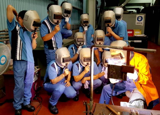 포스코 협력사 취업희망자 교육생들이 전기용접 시연을 참관하고 있다. ⓒ 포스코