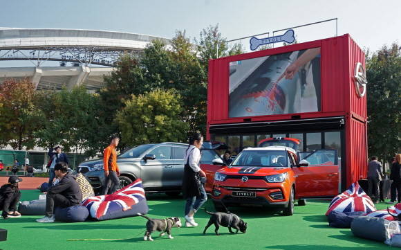 2019 티볼리와 G4 렉스턴을 전시한 쌍용 어드벤처 베이스캠프 방문객들이 차량을 살펴 보고 휴식을 취하고 있다. ⓒ 쌍용자동차