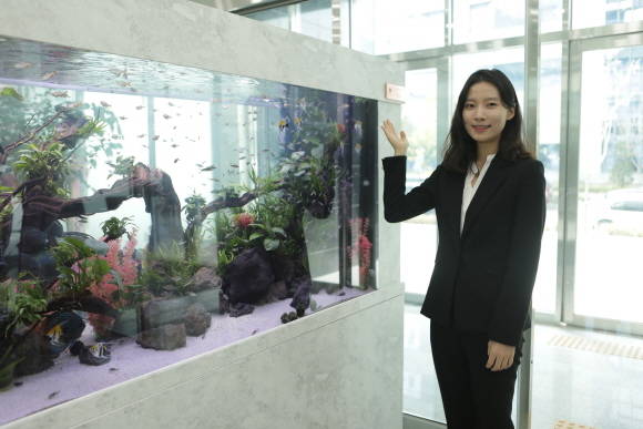 롯데렌탈이 롯데월드 아쿠아리움과 손잡고 국내 최초 프리미엄 수족관 렌탈 서비스를 론칭했다. ⓒ 롯데렌탈