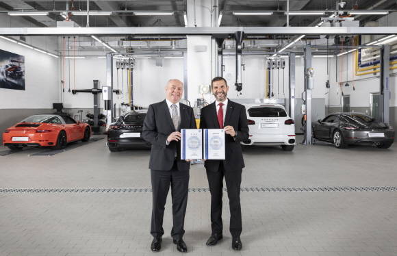 포르쉐코리아가 글로벌 시험 인증 기관 티유브이 슈드로부터 인증 중고차 사업 프로세스에 대한 인증을 획득했다. ⓒ 포르쉐코리아