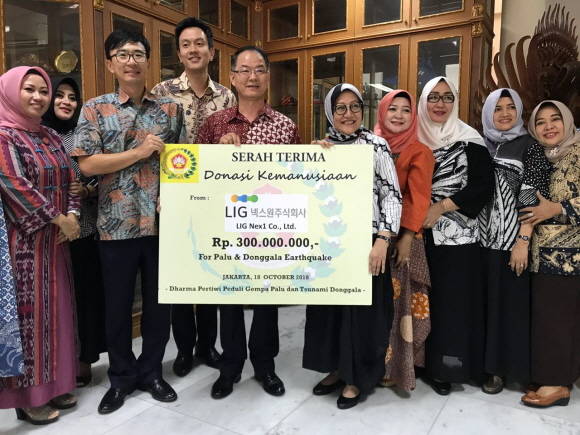 18일(현지시각) 인도네시아 자카르타에서 LIG넥스원 김시곤 해외사업본부장(왼쪽 5번째)이 현지 구호단체에 지진 피해복구 성금을 전달하고 있다. ⓒ LIG넥스원