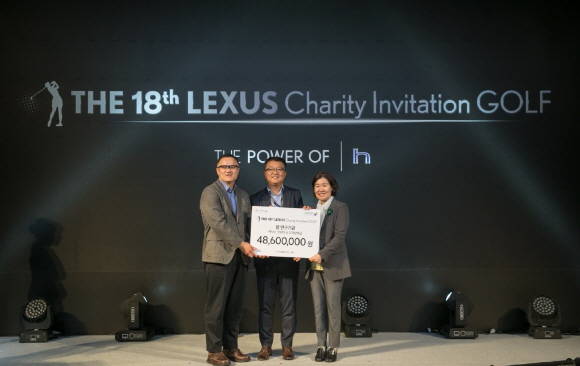 왼쪽부터 렉서스 코리아 타케무라 노부유키 사장, 렉서스 오너 송동호 씨, 국립암센터 이은숙 원장. ⓒ 렉서스 코리아