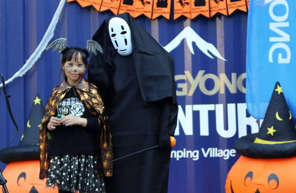 사전공지에 따라 각자의 개성을 살린 핼러윈 코스튬으로 꾸민 참가자들이 기념촬영하고 있다. ⓒ 쌍용자동차