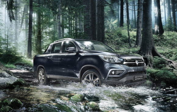 국내 유일의 픽업트럭이자 오픈형 SUV로 흥행돌풍을 일으키고 있는 렉스턴 스포츠. ⓒ 쌍용자동차