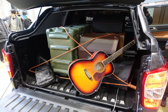 렉스턴 스포츠의 가장 큰 특징인 오픈형 데크는 경쟁모델과 비교를 거부하는 1011ℓ(400㎏)의 압도적인 용량의 공간을 자랑한다. = 노병우 기자