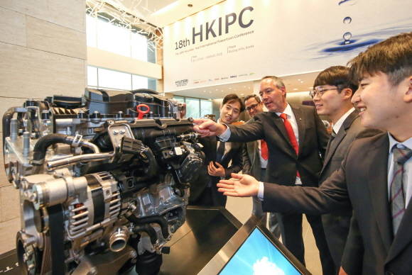 2018 현대·기아 국제 파워트레인 컨퍼런스에서 Smartstream G1.6 T-GDi 엔진을 관람하는 참석자들의 모습. ⓒ 현대·기아자동차