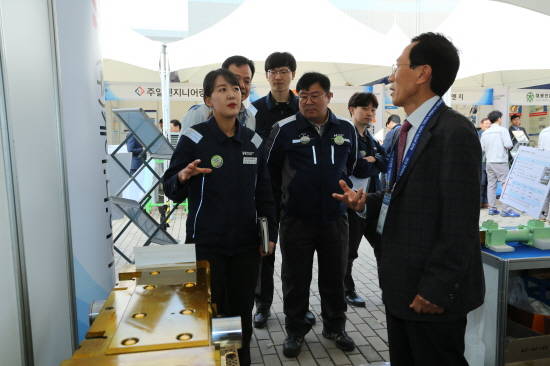 지난 23일 현대제철 당진제철소에서 열린 기술박람회를 방문한 관람객들이 부스에서 설명을 듣고 있다. ⓒ 현대제철