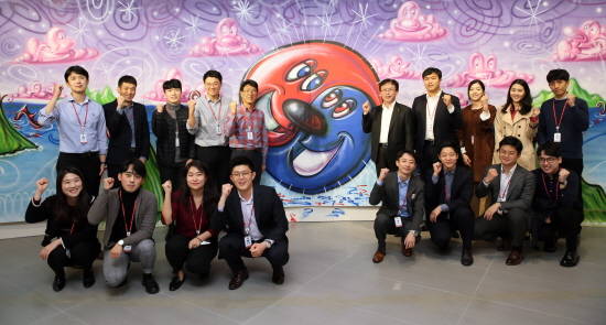 2018년 신입사원들과 함께 포즈를 취하고 있는 김교현 롯데케미칼 사장(오른편, 뒷줄 첫번째, 태극무늬 바로 오른쪽). ⓒ 롯데케미칼