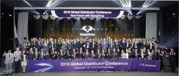 쌍용차 파완 고엔카 이사회 의장 겸 M&M 대표이사, 쌍용차 최종식 대표이사가 해외대리점 대표들과 함께 단체촬영을 하고 있다. ⓒ 쌍용자동차