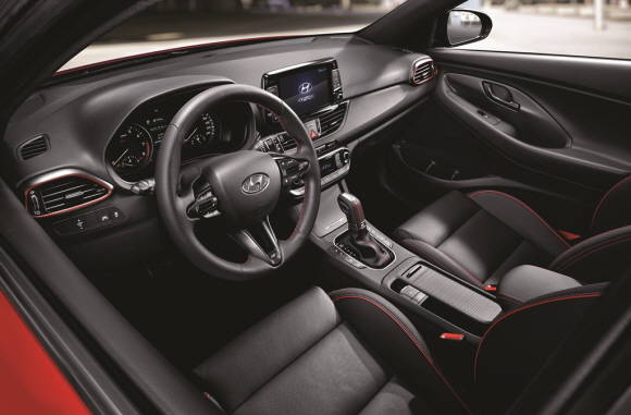 N Line 전용 디자인을 통해 실내 곳곳에서 N Line 만의 차별화된 매력을 느낄 수 있도록 했다. ⓒ 현대자동차