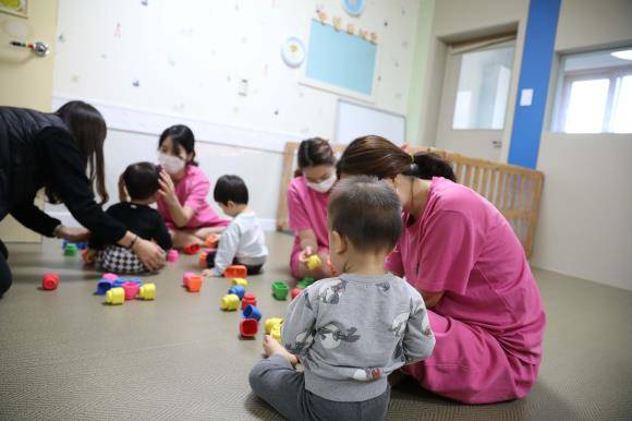 처브라이프생명 임직원들이 봉사활동의 일환으로 아이들과 놀아주고 있다. ⓒ 처브라이프생명