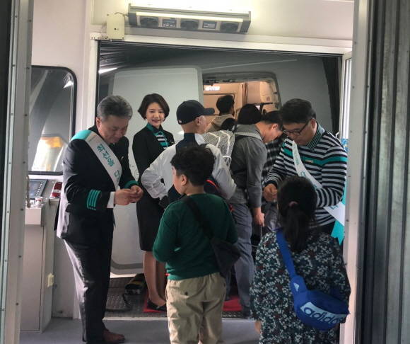 에어서울 일일 역할 바꾸기 행사를 진행했다. 사진은 탑승권을 확인하고 있는 모습. ⓒ 에어서울