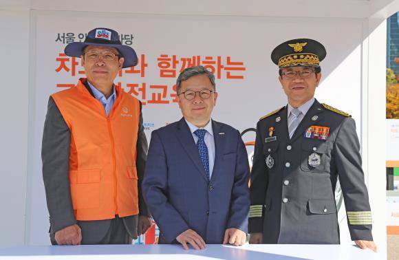 왼쪽부터 박윤식 한화손해보험 대표, 진희선 서울특별시 행정2부시장, 정문호 서울소방재난본부장이 기념 촬영하는 모습. ⓒ 한화손해보험