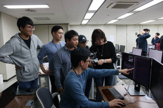 포스코가 최정우 회장 취임 이래 사회전반에서 함께 성장 발전하자는 '위드(With) POSCO'를 새 비전으로 제시하며, 향후 5년간 청년인재 5500명을 육성해 취업 및 창업을 적극 지원한다. ⓒ 포스코