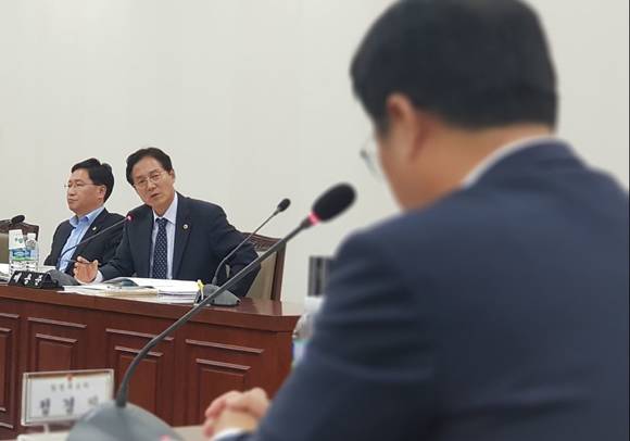 24일 검증특위 위원들이 부산시의회 해양교통위원회 회의실에서 정경진 내정자의 도덕적 책임을 문제 삼아 강하게 질타했다.ⓒ 프라임경제