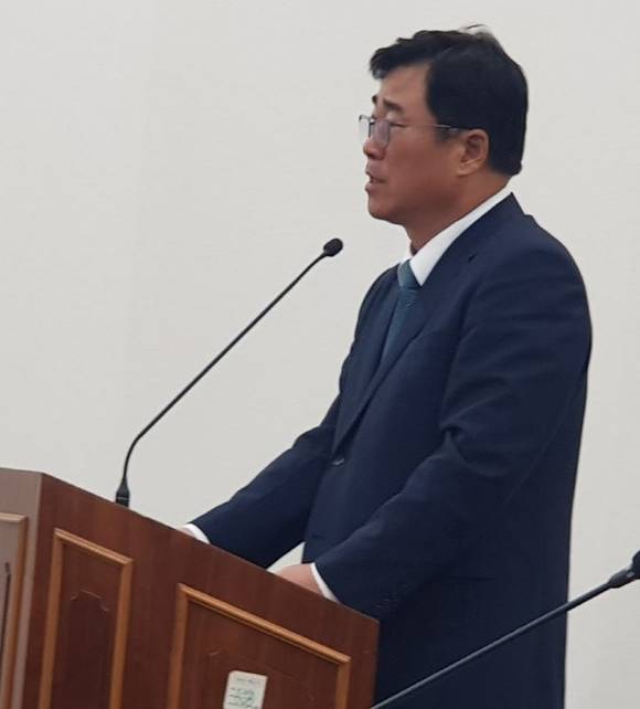 24일 정경진 부산교통공사 사장 내정자가 부산시의회 해양교통위원회 회의실에서 열린 인사검증 질의에 앞서 부산시민들 앞에 엘시티로부터 명절선물을 수수한데 대해 공개사과 했다. ⓒ 프라임경제