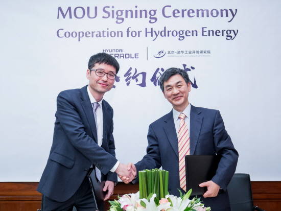 현대차는 중국 베이징칭화공업개발연구원과 공동으로 '수소에너지 펀드'를 설립해 수소산업 인프라와 혁신 스타트업에 투자하기로 했다. 사진은 황윤성 현대차 오픈이노베이션사업실 이사(사진 왼쪽)와 주더취엔 칭화연구원 교수가 '수소 에너지 전략 협업 MOU'를 체결한 뒤 악수를 나누는 모습. ⓒ 현대자동차