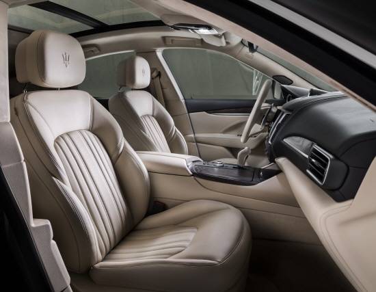 럭셔리함을 강조한 르반떼 그란루소 실내는 에르메네질도 제냐 실크 에디션에 이탈리안 프리미엄 라디카 우드 트림과 가죽 스티어링 휠이 장착됐다. ⓒ 마세라티