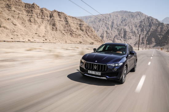 쿠페형 라인인 동시에 5인이 탑승 가능한 넉넉한 실내 공간을 구현한 르반떼는 전면 그릴에 자동차 에어 셔터를 적용해 기술적 정교함과 공기역학을 최적화한 디자인으로 동급 최고 수준의 0.31 공기저항계수를 자랑한다. 사진은 르반떼 그란루소. ⓒ 마세라티