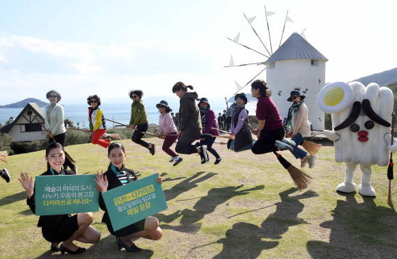 인천~다카마쓰 매일 운항 증편 기념으로 에어서울 캐빈승무원들과 승객들이 다카마쓰 쇼도시마에서 기념촬영을 하고 있다. ⓒ 에어서울