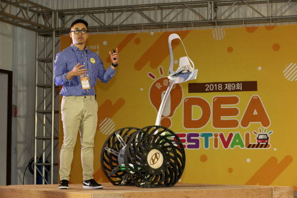 대상을 수상한 NAMU 작품에 대해 설명 및 시연을 하는 모습. ⓒ 현대자동차