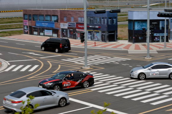 현대모비스 서산주행시험장 내 구현된 가상도시에서 자율주행시험차량인 M.BILLY가 신호등의 신호를 받아 스스로 좌회전을 하고 있다. ⓒ 현대모비스