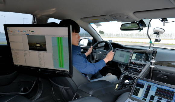 현대모비스 연구원이 시험차량을 운전하며 레이더 센서가 측정한 값과 실제 사물의 위치 값을 실시간으로 대조, 분석하고 있다. ⓒ 현대모비스