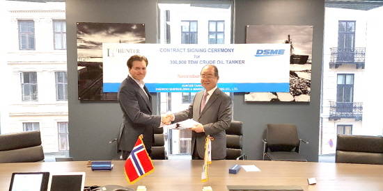 지난 2일(현지시간) 오슬로에서 정성립 대우조선해양 사장(오른쪽)과 아네 프레들리 헌터그룹 대주주가 초대형원유운반선 건조계약을 한 뒤 악수를 하고 있다. ⓒ 대우조선해양