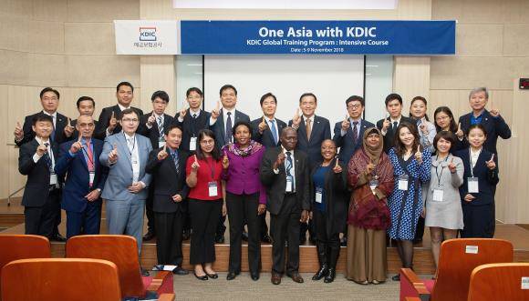 One Asia with KDIC 심화과정 참가자들이 한데 모여 기념 촬영하고 있다. ⓒ 예금보험공사