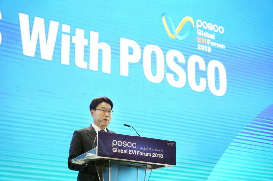 6일 송도 컨벤시아에서 열린 '2018 글로벌EVI포럼'에서 최정우 회장이 'Next 50 years with POSCO' 주제로 기조연설을 하고 있다. ⓒ 포스코