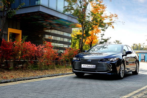 올 뉴 아발론 하이브리드는 스포티하면서도 우아한 풀 사이즈 세단의 품격과 성능을 웅변한다. ⓒ 한국토요타