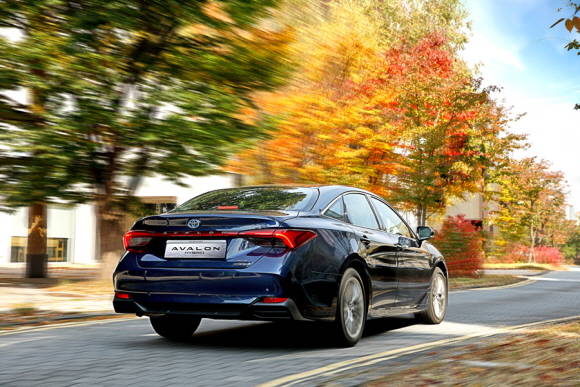 올 뉴 아발론 하이브리드는 저중심 설계와 와이드 스탠스를 실현해 디자인과 주행성능을 획기적으로 향상시킨 것이 특징이다. ⓒ 한국토요타