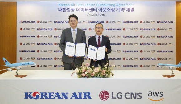 조원태 대한항공 사장(왼쪽)과 김영섭 LG CNS 사장(오른쪽)가 업무 체결식 서명을 마치고 기념촬영을 하고 있는 모습. ⓒ 대한항공