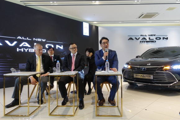 왼쪽부터 랜디 스티븐스(Randy Stephens) 아발론 치프 엔지니어, 타케무라 노부유키 한국토요타 사장, 강대환 한국토요타 세일즈&마케팅 상무. = 노병우 기자
