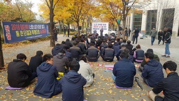 6일 한화손해보험 노조가 여의도 본사 앞에서 임단투 결의대회를 열고 투쟁을 외치고 있다. ⓒ 프라임경제
