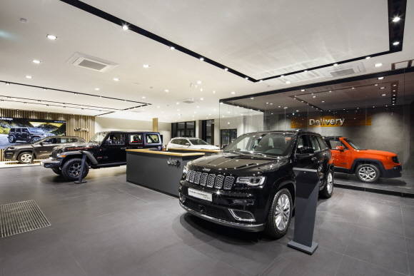 내부는 자연소재를 적용한 디자인으로 지프의 자유로운 오프로드 정신과 모던하고 편안한 분위기를 조화롭게 연출했다. ⓒ FCA 코리아