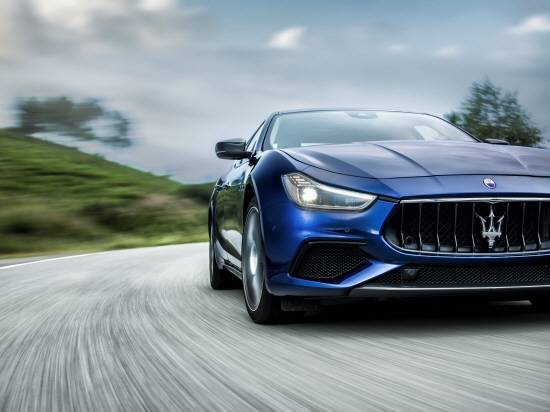 메르세데스-벤츠 더 뉴 CLS '대항마'로 꼽히는 마세라티 스포츠 세단 '뉴 기블리(New Ghibli)'는 과거 모습과 현대 감성을 새롭게 조화시켜 우아함과 역동성을 동시에 지닌 세단으로 재탄생했다. ⓒ 마세라티