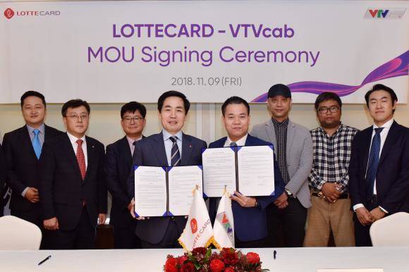 김창권 롯데카드 대표(가운데 왼쪽)와 황 응옥 후언(Hoang Ngoc Huan) 브이티브이 케이블(VTV Cab) 회장 등이 MOU 체결 후 기념 촬영하는 모습. ⓒ 롯데카드