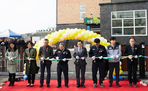 관계자들이 자람어린이집 개원식에서 테이프 컷팅을 하고 있는 모습. ⓒ 쌍용자동차