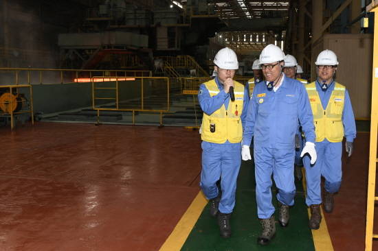 최정우 포스코 회장은 광양제철소 4열연공장을 방문해 조업현황과 공장 전반을 살펴본 후 직원들을 격려했다. ⓒ 포스코