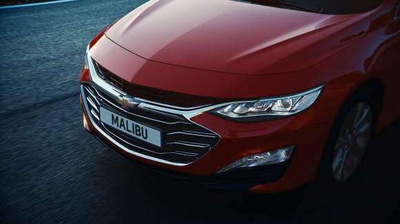 쉐보레가 오는 26일 새롭게 선보이는 말리부의 부분변경 모델에 고효율의 최첨단 엔진을 선보인다. ⓒ 한국GM