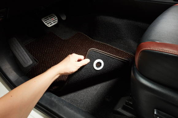 불스원이 차량 실내에 미세먼지가 날리지 않도록 잡아주는 신개념 카매트 더스트가드를 출시했다. ⓒ 불스원