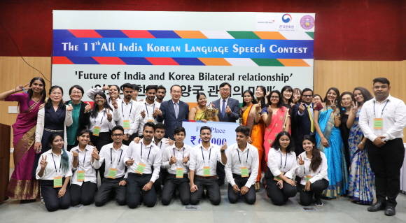 행사에 참석한 관계자들과 대회 참가자들이 기념촬영을 하고 있다. ⓒ 아시아나항공