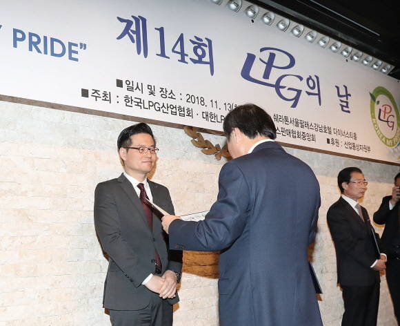 제14회 LPG의 날 기념행사에서 르노삼성 연제현 상품기획담당 부장이 국회 산업위원장 표창을 수여 받고 있다. ⓒ 르노삼성자동차