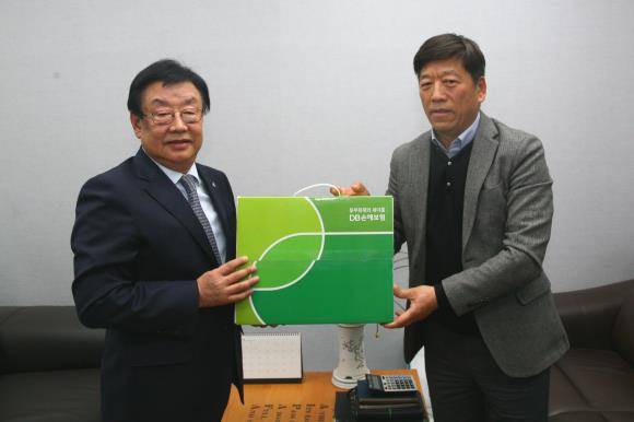 13일 김정남 DB손해보험 사장(왼쪽)이 이만기 고객을 찾아 보험상품과 서비스에 대한 의견 및 제안사항을 듣고 감사의 선물을 전하고 있다. ⓒ DB손해보험