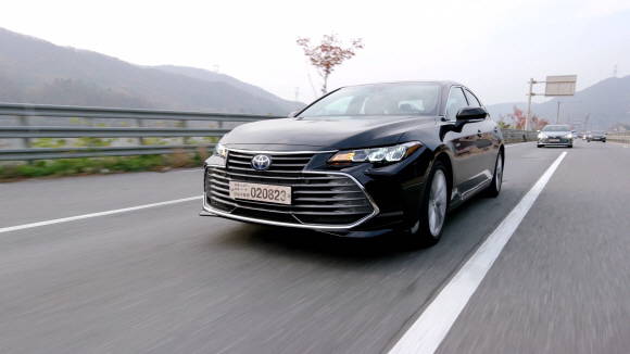 아발론은 토요타를 대표하는 풀 사이즈 세단으로 국내에서는 2013년부터 가솔린모델을 판매해 왔으며, 이번 올 뉴 아발론부터는 하이브리드 모델만으로 고객에게 다가간다. ⓒ 토요타 코리아