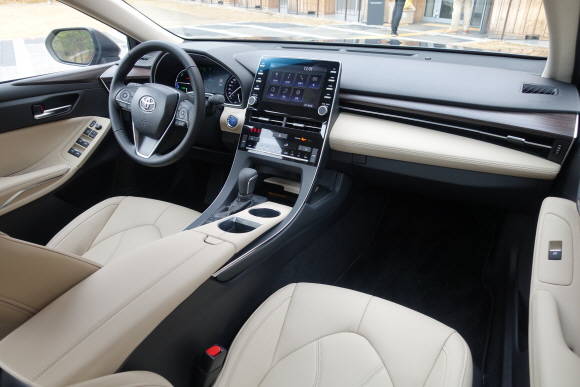 올 뉴 아발론 하이브리드는 인테리어 디자인에도 기능적인 아름다움이 일관되게 표현됐다. = 노병우 기자