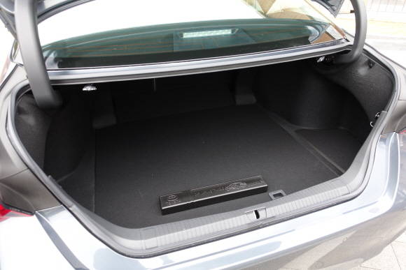 올 뉴 아발론 하이브리드는 배터리 위치가 리어시트 하단으로 이동함으로써 이전 세대인 가솔린 모델과 동일한 트렁크 공간을 확보했다. = 노병우 기자