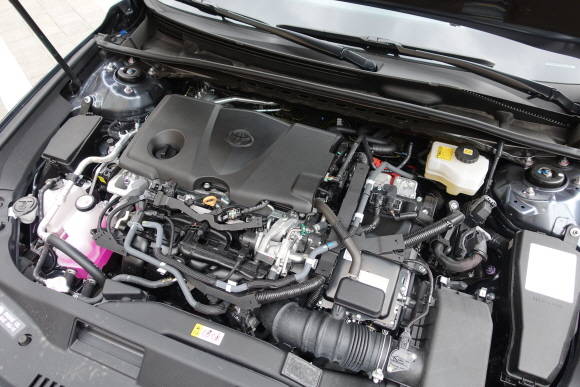 올 뉴 아발론 하이브리드는 다이내믹 포스 엔진, 기존 대비 20% 효율을 높인 파워컨트롤 유닛과 트랜스미션이 결합해 218마력의 높은 시스템 총 출력을 낸다. = 노병우 기자