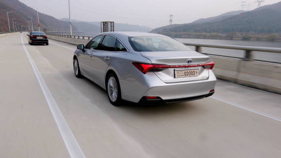 올 뉴 아발론 하이브리드는 더욱 정숙해진 실내에서 안락한 드라이빙을 즐길 수 있다. ⓒ 토요타 코리아